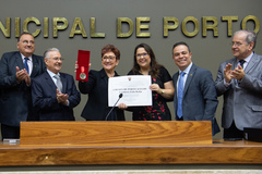 Zeila e Tanise exibem o título da mais nova Cidadã de Porto Alegre