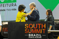 Presidente Idenir Cecchim e vereadores participam da Solenidade de encerramento da South Summit e Outorga do Título de Cidadã de Porto Alegre para a senhora Maria Benjumea.