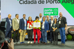 Homenageada e vereadores exibem o título da mais nova Cidadã de Porto Alegre