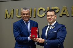 Ortiz e Radde exibem a Comenda