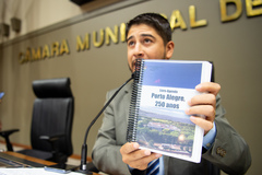 Publicação foi entregue aos vereadores durante a sessão plenária desta quarta