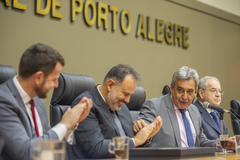 Prefeito Sebastião Melo, e o Vice-Prefeito, Ricardo Gomes, entregam o projeto de lei do 4° distrito - Programa +4D