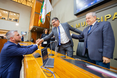 Autor da homenagem, Ramiro cumprimenta o presidente do Conrerp, Luiz Fernando Muñoz Alves