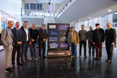 Abertura da exposição "Ruas de Porto Alegre". Na foto, o vereador Cassiá Carpes prestigia o evento.