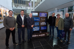 Presidente Idenir Cecchim na exposição "Ruas de Porto Alegre".