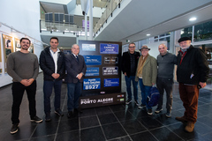 Presidente Idenir Cecchim na exposição "Ruas de Porto Alegre".