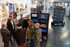 Presidente Idenir Cecchim na exposição "Ruas de Porto Alegre".