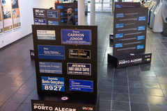 Presidente Idenir Cecchim na exposição "Ruas de Porto Alegre".