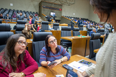 Movimentação de plenário. Na foto, vereadoras Claudia Araujo, Psicóloga Tanise Sabino, Comandante Nádia e Cintia Rockenbach