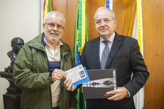 Presidente Idenir Cecchim recebe Presidente do Fotoclube Porto-Alegrense Willian Clavijo