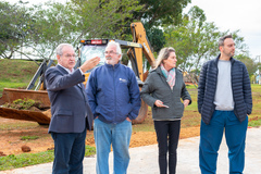 Presidente Idenir Cecchim acompanha andamento de obra da Praça Povo Palestino