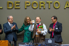 Cecchim, Lourdes e Gildinho na entrega do título hoje na Câmara