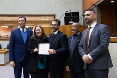 Lourdes Sprenger e Flávio Ribeiro exibem o diploma conferido pela Câmara ao Sescon/RS