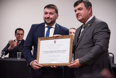 Derly e Freitas exibem o título do mais novo Cidadão da Capital (Foto: Luan Furtado / Divulgação CMPA)