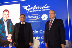Gabardo e Cecchim na entrega do título na Fiergs