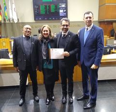 Vereadora Lourdes entregou Diploma ao presidente e dirigentes do Sescon RS