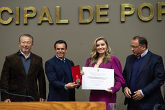 Alvoni e Cristiane exibem o título da mais nova Cidadã de Porto Alegre