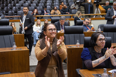 Movimentação de plenário. Vereadora Cláudia Araújo comemora aprovação de projeto