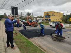 Vereador Gilson Padeiro (PSDB) acompanhou o trabalho de instalação das lombadas físicas e da implementação da sinalização na região (Foto: Denrlei Silva)