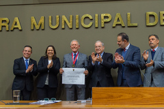 Advogado exibe o título de mais novo Cidadão da Capital