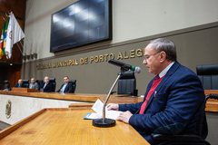 Sessão Solene de outorga do Título de Cidadão de Porto Alegre ao senhor Ricardo Guimarães Kollet. Ao microfone, o ex-vereador e proponente da homenagem, Paulo Brum