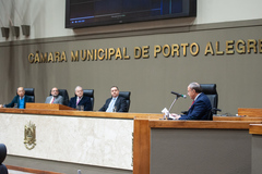 Sessão Solene de outorga do Título de Cidadão de Porto Alegre ao senhor Ricardo Guimarães Kollet. Ao microfone, o ex-vereador e proponente da homenagem, Paulo Brum
