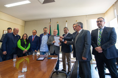 Ato de entrega da Lei de Diretrizes Orçamentárias de Porto Alegre pelo Prefeito Sebastião Melo