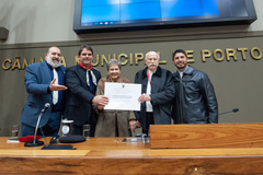 Bins Ely e Rodi Borghetti exibem o título do mais novo Cidadão de Porto Alegre 