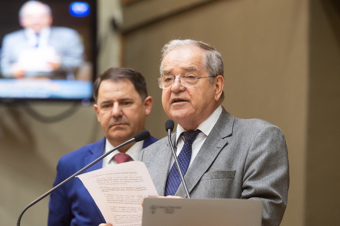 Presidente Idenir Cecchim na tribuna com o vereador Hamilton Sossmeier faz discurso sobre os 249 anos da Câmara Municipal.