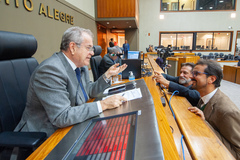 Vereadores em Plenário na sessão desta segunda-feira