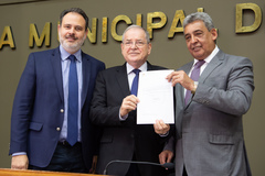 Cecchim e Melo na entrega da proposta durante a sessão plenária desta segunda-feira