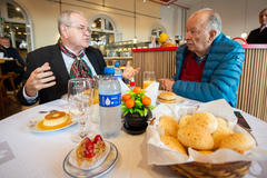 Conversa com o jornalista Fernando Albrecht no Mercado Público de Porto Alegre. Sorveteria e Cafeteria Beijo Frio.