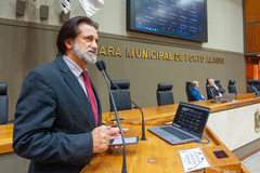 Vereador Aldacir Oliboni na tribuna