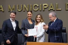 Claudia e Mônica exibem o diploma concedido pela Câmara