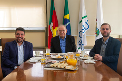 Presidente Idenir Cecchim recebe o jornalista Leandro Olegário da RDC TV