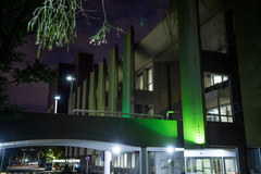Fachada da Câmara Municipal iluminada.