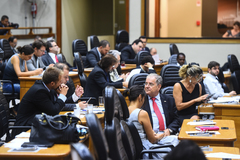Movimentação no Plenário na sessão desta segunda-feira