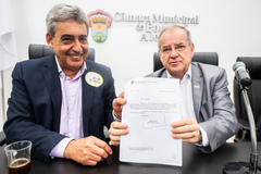 Presidente Idenir Cecchim recebe Prefeito Sebastião Melo para entrega do Projeto de Lei do Orçamento 2023