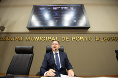 Vereador Hamilton Sossmeier preside temporariamente a sessão