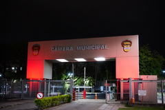 Pórtico da Câmara Municipal iluminado. Fachada.