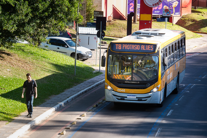 Ônibus. Transporte coletivo. Carris. Pedestre. T8. Mobilidade urbana.