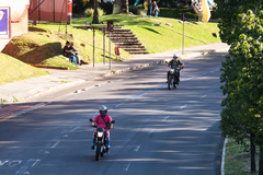 Faixas exclusivas para ônibus (à esquerda na foto) poderão ser usadas por motociclistas
