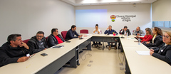 Reunião para tratar sobre esgoto, drenagem e Regularização Fundiária Acesso 1 Estrada Barro Vermelho.  Presentes secretários e integrantes de órgãos municipais envolvidos e moradores.