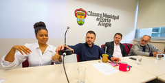 Reunião para tratar sobre esgoto, drenagem e Regularização Fundiária Acesso 1 Estrada Barro Vermelho.  Presentes secretários e integrantes de órgãos municipais envolvidos e moradores.