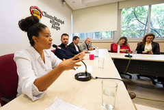 Reunião para tratar sobre esgoto, drenagem e Regularização Fundiária Acesso 1 Estrada Barro Vermelho.  Presentes secretários e integrantes de órgãos municipais envolvidos e moradores.