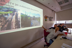 Reunião para tratar sobre esgoto, drenagem e Regularização Fundiária Acesso 1 Estrada Barro Vermelho.  Presentes secretários e integrantes de órgãos municipais envolvidos e moradores.