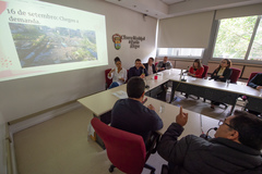 Reunião para tratar sobre esgoto, drenagem e Regularização Fundiária Acesso 1 Estrada Barro Vermelho.  Presentes secretários e integrantes de órgãos municipais envolvidos e moradores.