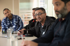 Reunião para tratar sobre esgoto, drenagem e Regularização Fundiária Acesso 1 Estrada Barro Vermelho.  Presentes secretários e integrantes de órgãos municipais envolvidos e moradores. Ao microfone, Alexandre Friedrich dos Santos do DMLU.