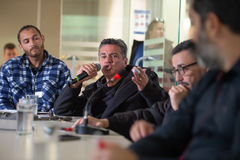 Reunião para tratar sobre esgoto, drenagem e Regularização Fundiária Acesso 1 Estrada Barro Vermelho.  Presentes secretários e integrantes de órgãos municipais envolvidos e moradores. Ao microfone, Claudio Moreau da SMSURB
