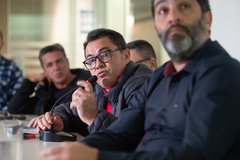 Reunião para tratar sobre esgoto, drenagem e Regularização Fundiária Acesso 1 Estrada Barro Vermelho.  Presentes secretários e integrantes de órgãos municipais envolvidos e moradores. Ao microfone, Vitorino Baseggio da SMSURB